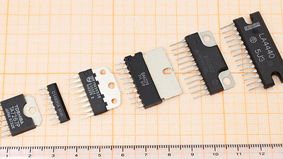 Close-up of integrated-circuit packages on a circuit board, illustrating the memory and SoC products driving Samsung's chip results.